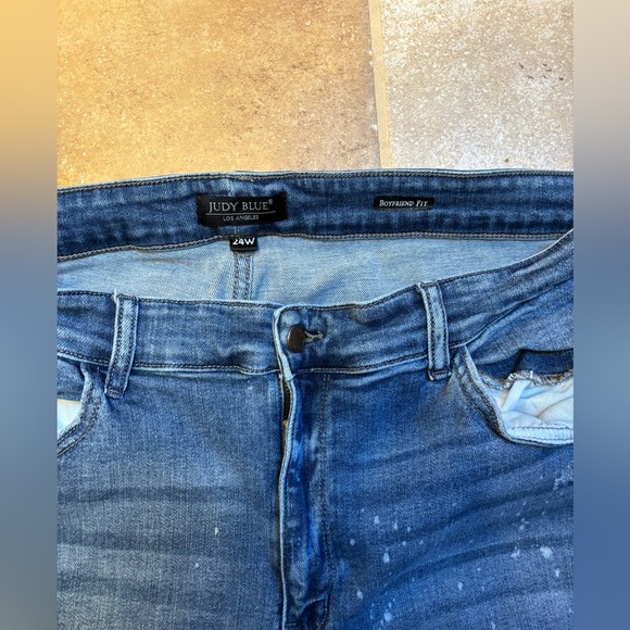 24W Judy Blue Boyfriend fit distressed medium wash jeans - Picture 4 of 5